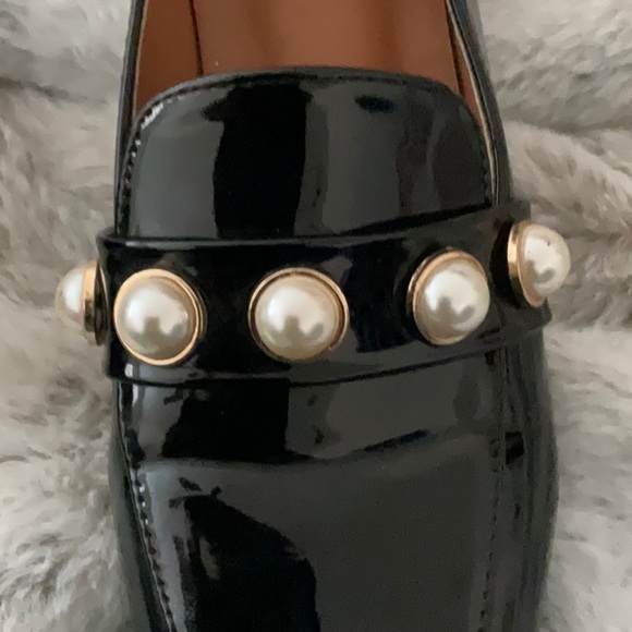💰🚨CLEARANCE 🚨💰 
Black shiny loafer slip on dress w/gold and pearl accents - Picture 5 of 8